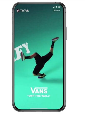 Een voorbeeld van een TikTok brand takeover, te zien als screenshot op een telefoon